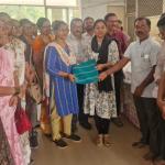 ಖಾದಿ ಉಡುಪು ಖರೀದಿಗೆ ಉತ್ಸಾಹ ತೋರಿದ ಸರಕಾರಿ ನೌಕರರು