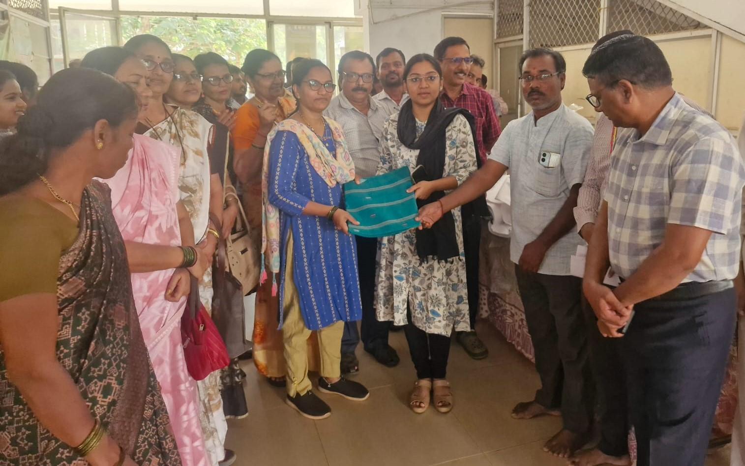 ಖಾದಿ ಉಡುಪು ಖರೀದಿಗೆ ಉತ್ಸಾಹ ತೋರಿದ ಸರಕಾರಿ ನೌಕರರು